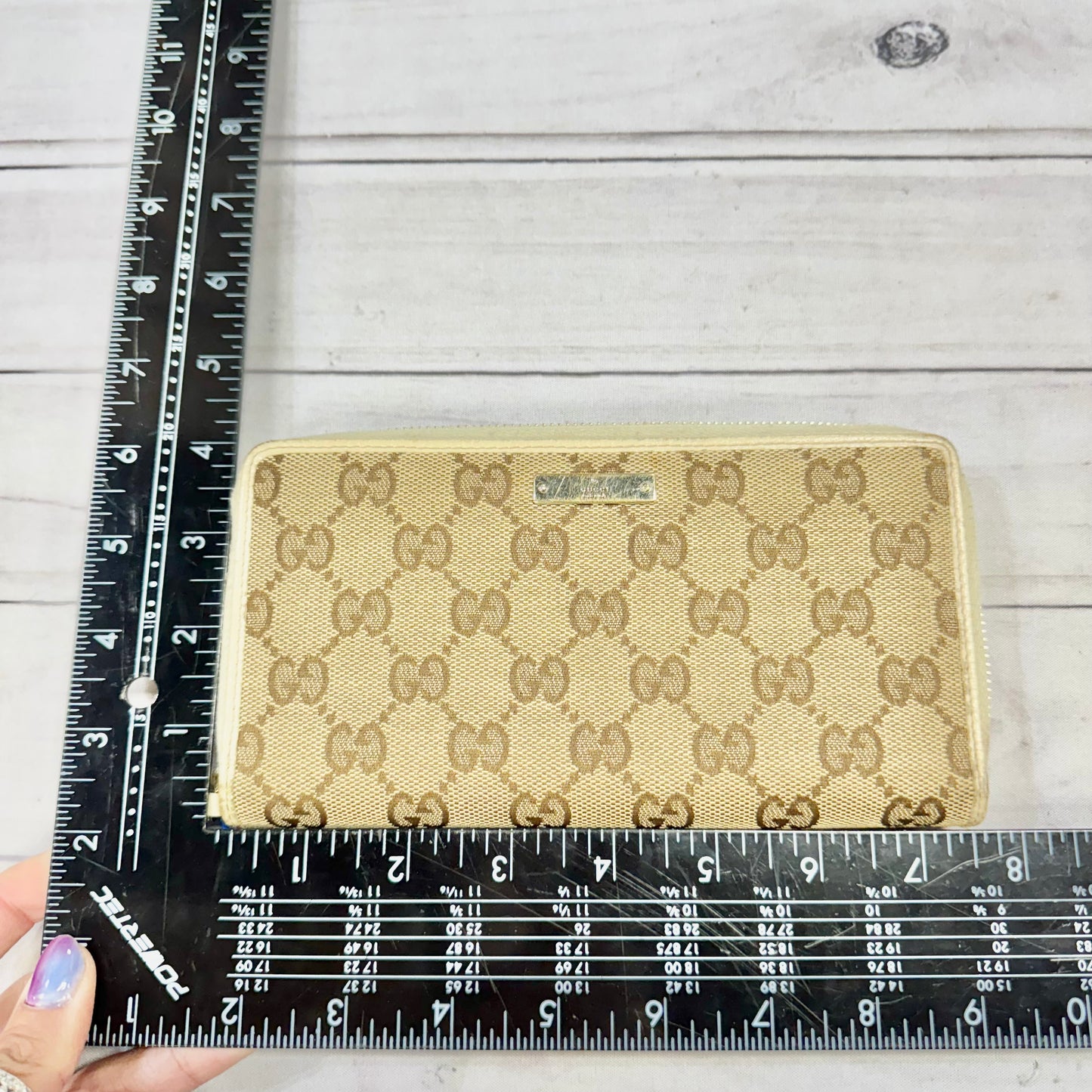 Wallet Luxury Designer By Gucci, Size: Medium