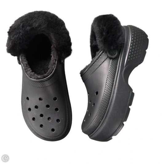 Sandals Flats By Crocs In Black, Size: 11