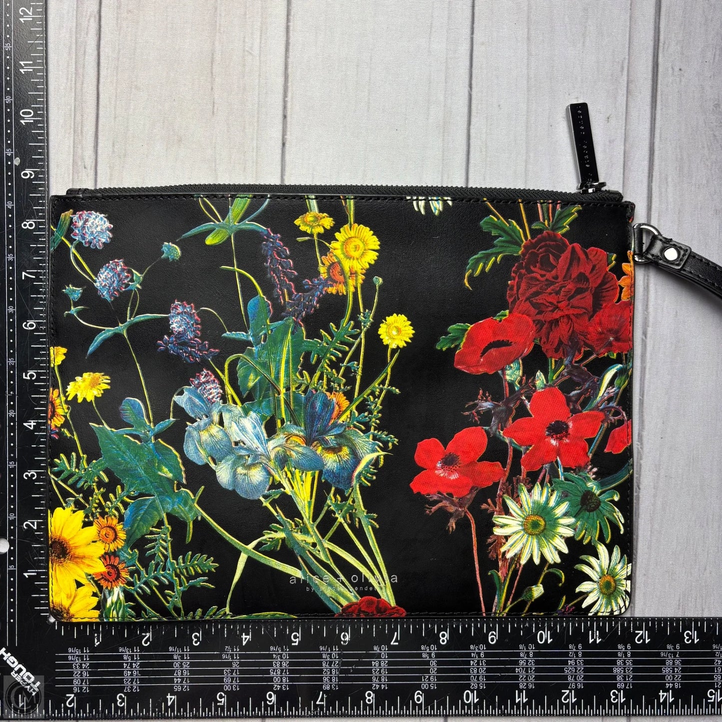 Wristlet Designer By Alice + Olivia, Size: Large