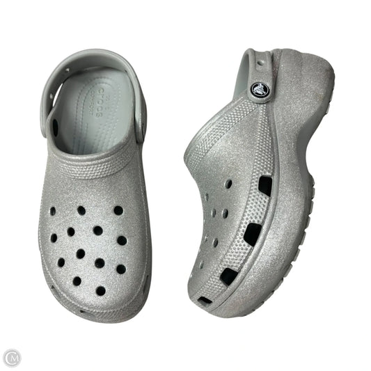 Shoes Flats By Crocs In Silver, Size: 8