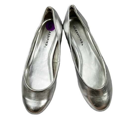 Silver Shoes Flats By Classified, Size: 6