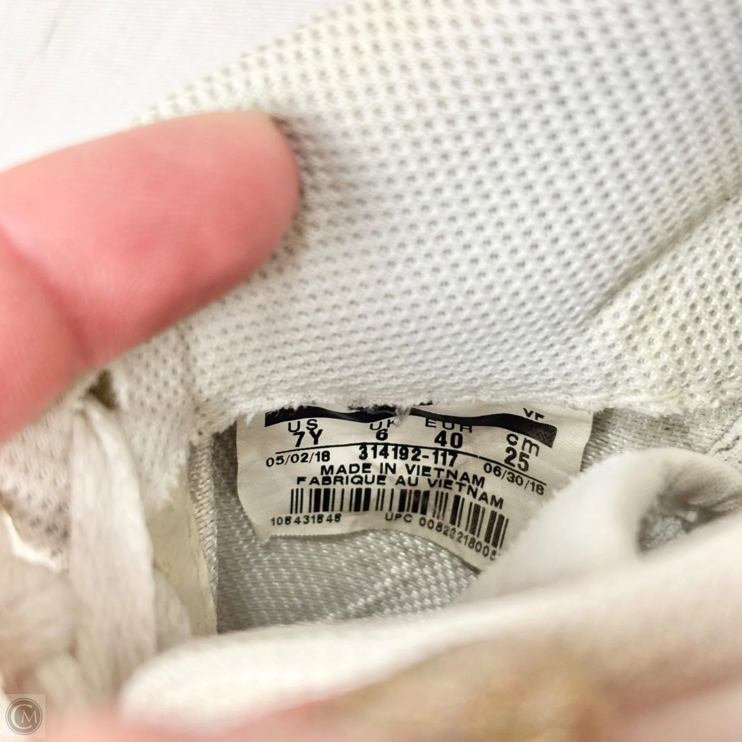 Shoes Sneakers By Nike In White, Size: 9