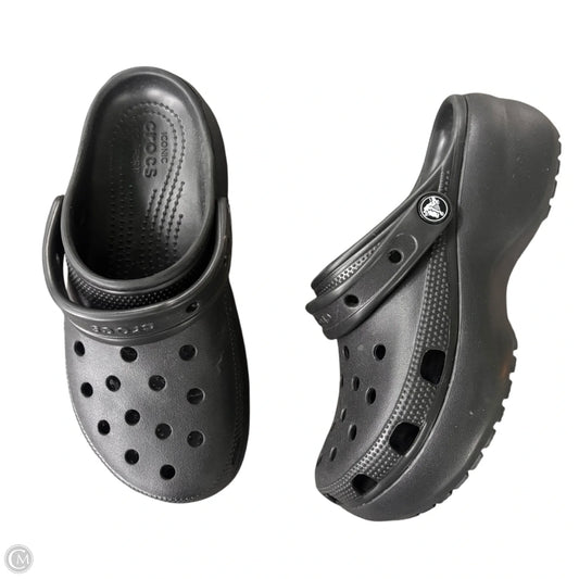 Shoes Flats By Crocs In Black, Size: 7