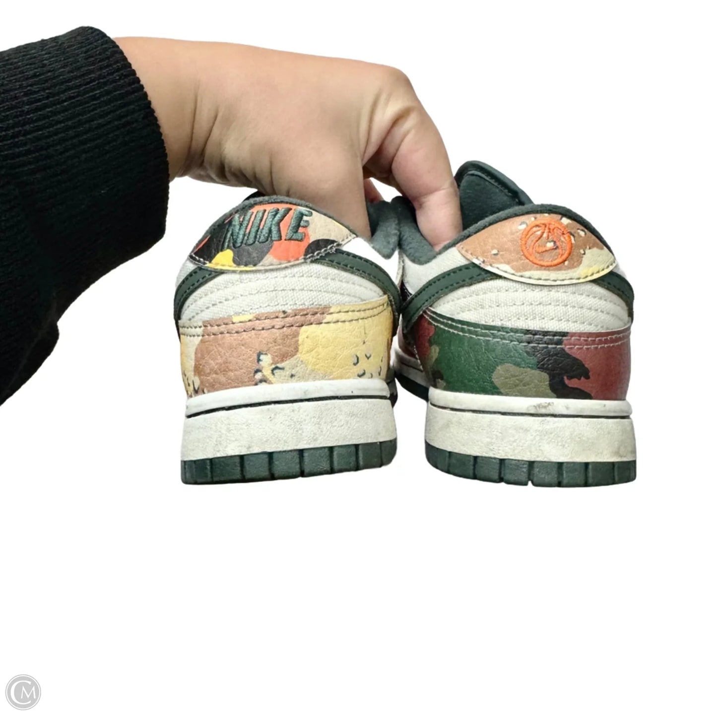 Shoes Sneakers By Nike In Cream & Green, Size: 9