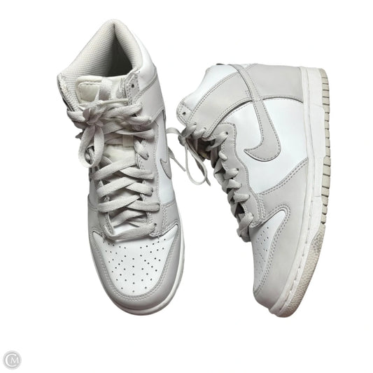 Shoes Sneakers By Nike In Grey & White, Size: 8.5