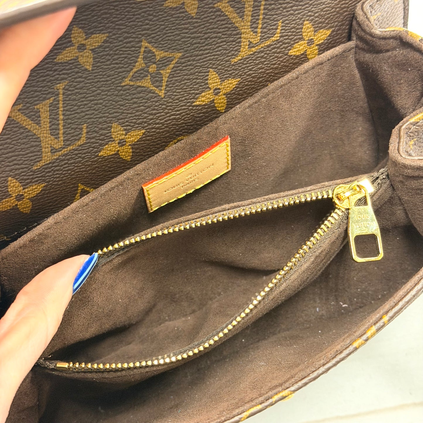 Handbag Luxury Designer By Louis Vuitton, Size: Medium