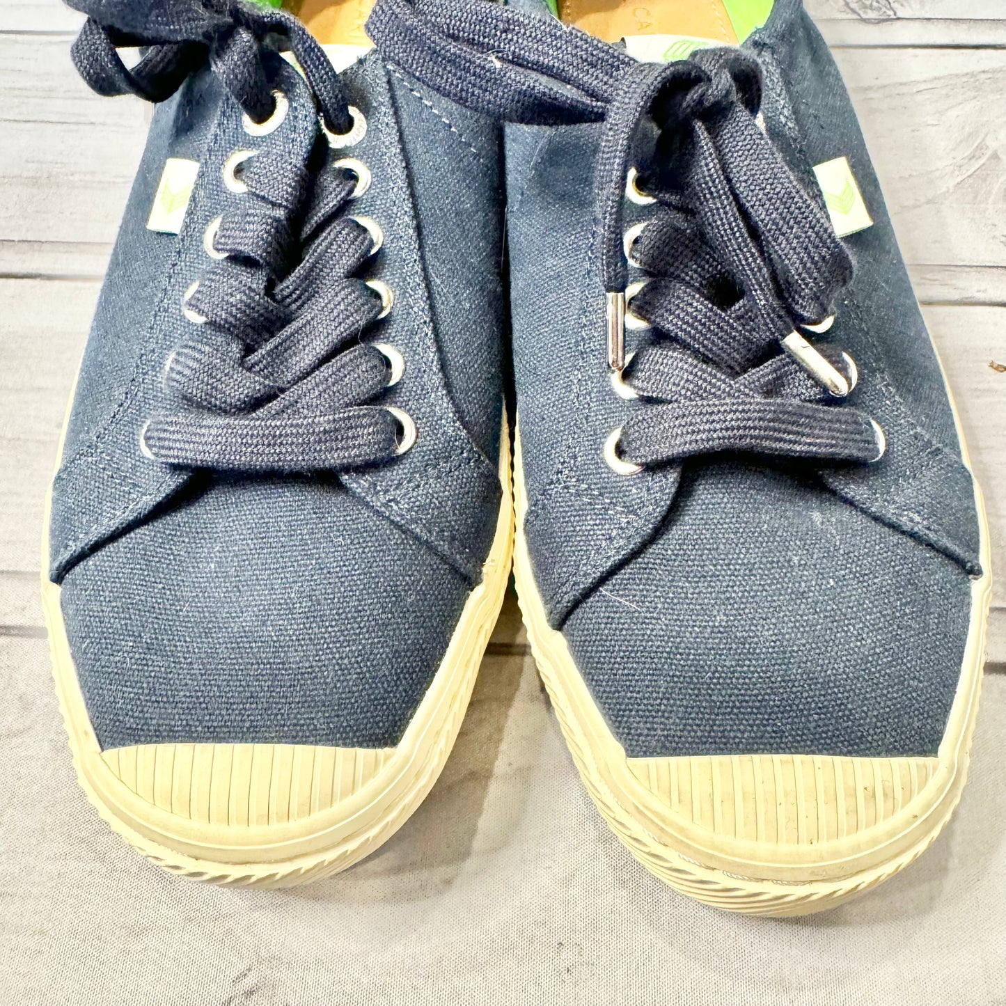 Shoes Sneakers By Cariuma Size: 9.5